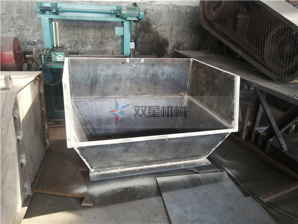 <a href='http://www.6wv1p1t.cn/ssxl/10.html' target='_blank'><span>金屬撕碎機(jī)</span></a>進(jìn)料斗