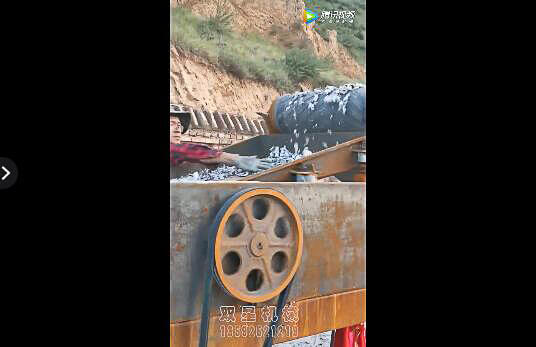 金屬破碎機(jī)生產(chǎn)線現(xiàn)場(chǎng)