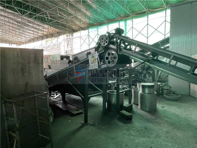 斷橋鋁破碎機(jī)<a href='http://www.6wv1p1t.cn/psxl/1279.html' target='_blank'><span>廢鋁破碎</span></a>分選現(xiàn)場(chǎng)